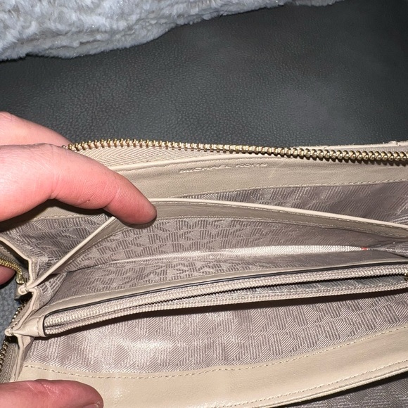 Michael Kors Wallet - Picture 4 of 7